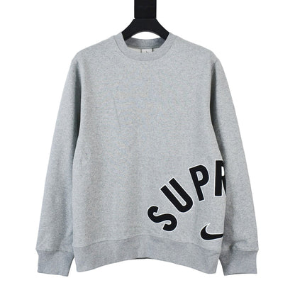 Arc Crewneck 共同ブランド刺繍入りフリース クルーネック スウェットシャツ